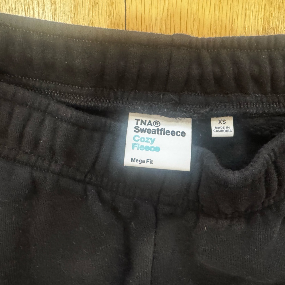 Aritzia TNA Cozy SweatFleece Mega Cargo Sweatpants in Black - Picture 4 of 5